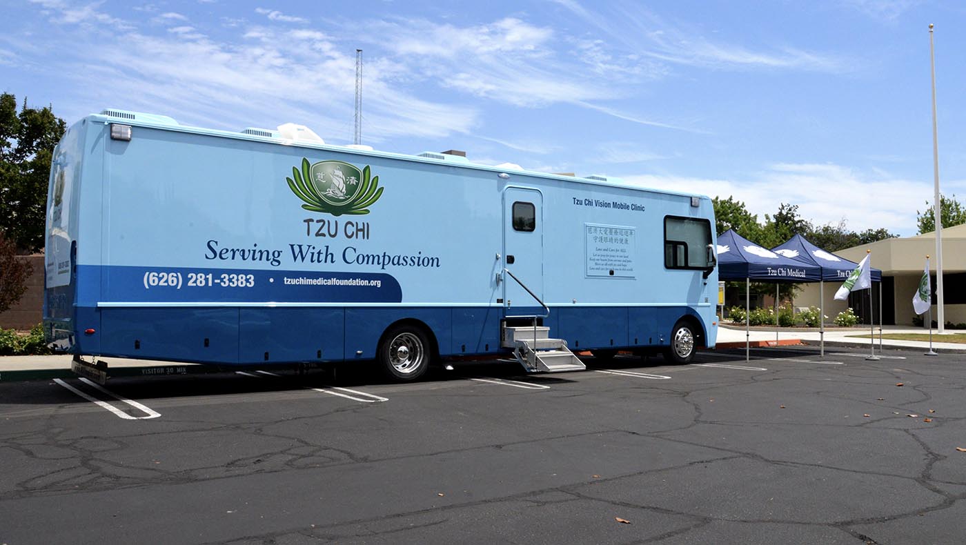 Tzu Chi USA’s Fresno Service Center inaugurates the Vision Mobile Clinic (donated by generous philanthropists in November 2015) during its 15th-anniversary celebration on June 4, 2016.