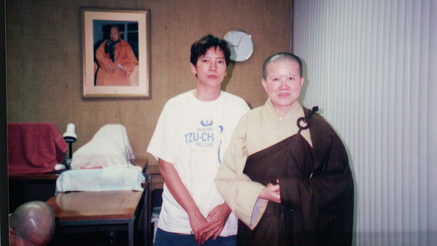 Dr. Shirley Chen (left), who was still very young at the time, participated in one of Tzu Chi’s earliest free clinics in the United States, the City of Ten Thousand Buddhas.