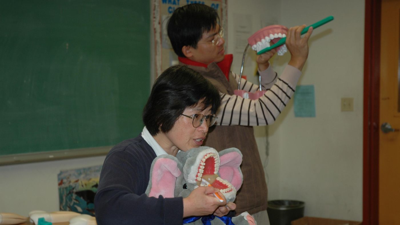 In April 2006, Yuaner Wu (left) taught children how to brush their teeth correctly during a dental care course at Tzu Chi Humanities School in San Francisco.