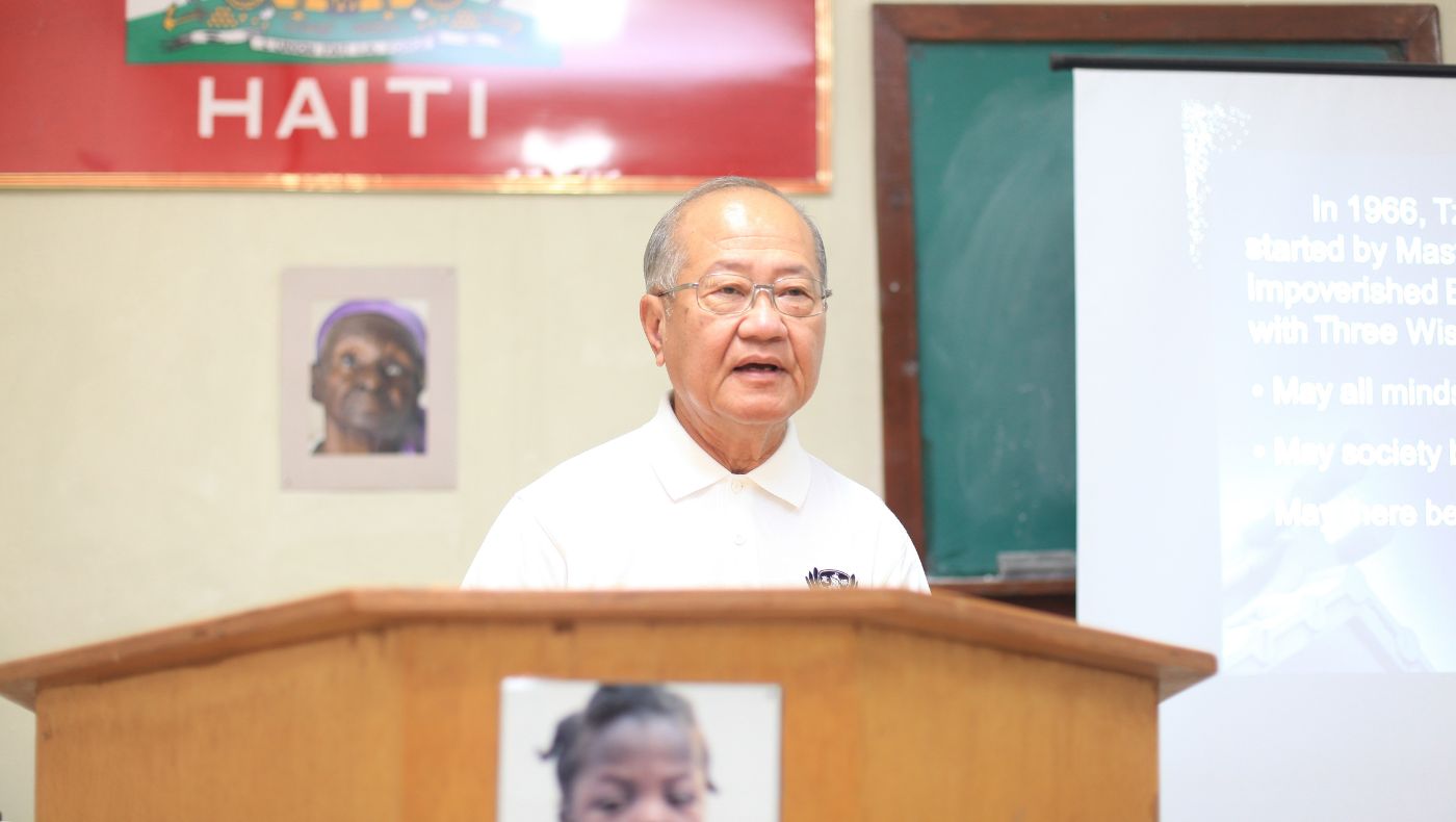 Peter Chen started practicing medicine out of gratitude to the German doctors who helped him. After joining Tzu Chi, he worked with the Human Medical Association to serve those in need. The picture shows Chen Fumin conducting volunteer training for the Haitian Medical Association in 2012.