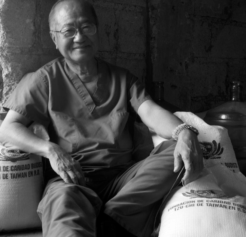 In February 2010, after the earthquake in Haiti, Peter Chentook his son Chen Guoyang, a medical student, to Haiti for a free clinic. Chen Guoyang likes photography very much and helped his father take this photo in a warehouse full of rice ready for distribution.