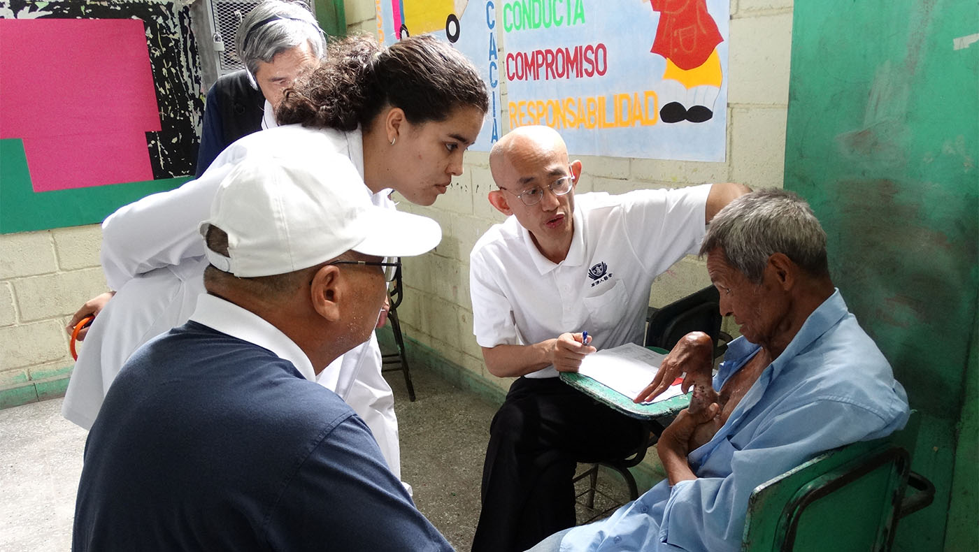 Tzu Chi TIMA team provides free diagnosis and treatment services to local poor and sick residents.