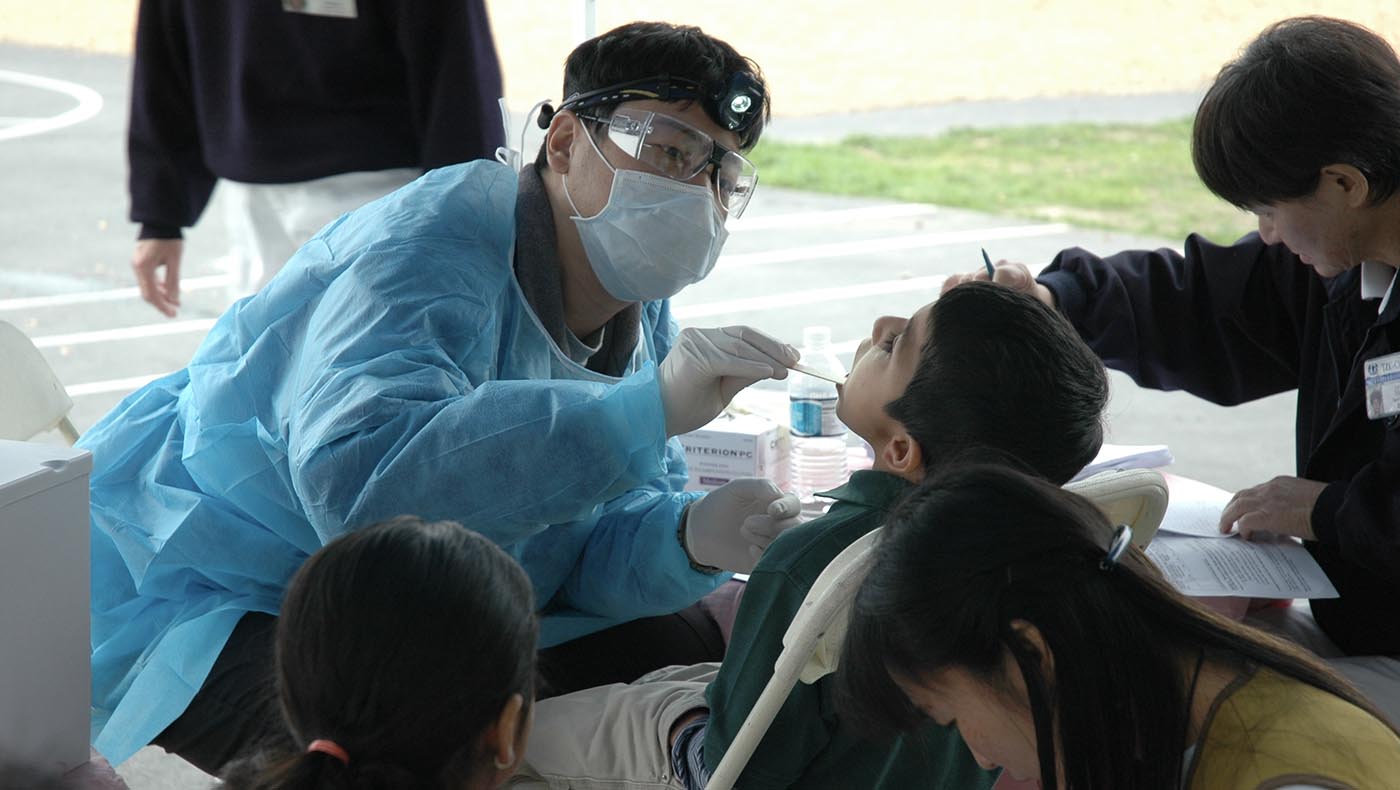 人醫會牙醫師為史龍勒克小學的學童看診，希望來自低收入家庭的孩子也能保持口腔衛生。圖片來源／慈濟北加州分會
