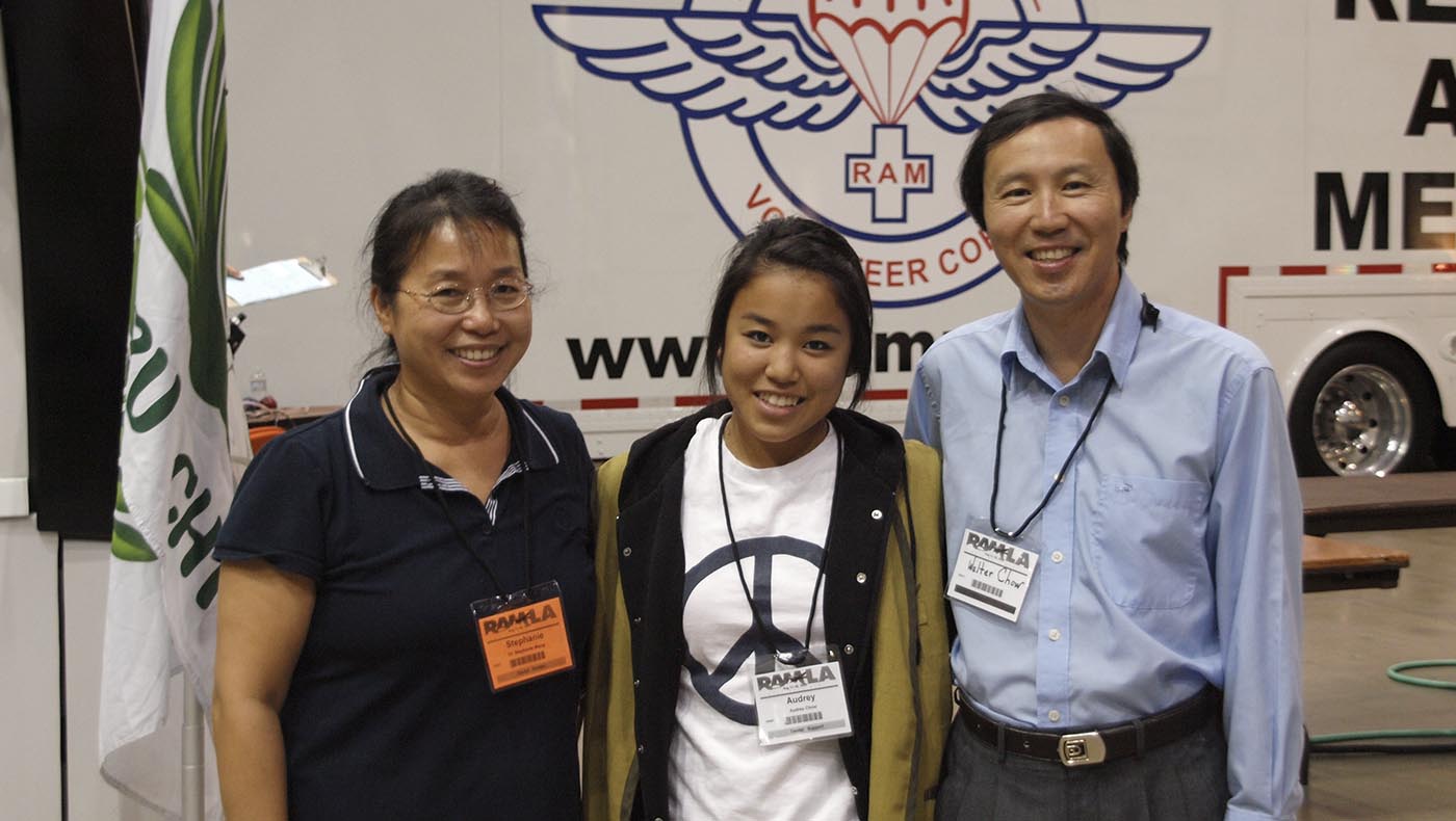 2009年，王杏芬醫師（左）與同時牙科醫師的先生周世華醫師（右一）帶女兒周敏悅一同參加偏遠地區醫療隊（RAM）在南加州英格伍市（Inglewood, CA）舉辦的義診。攝影／楊湛強