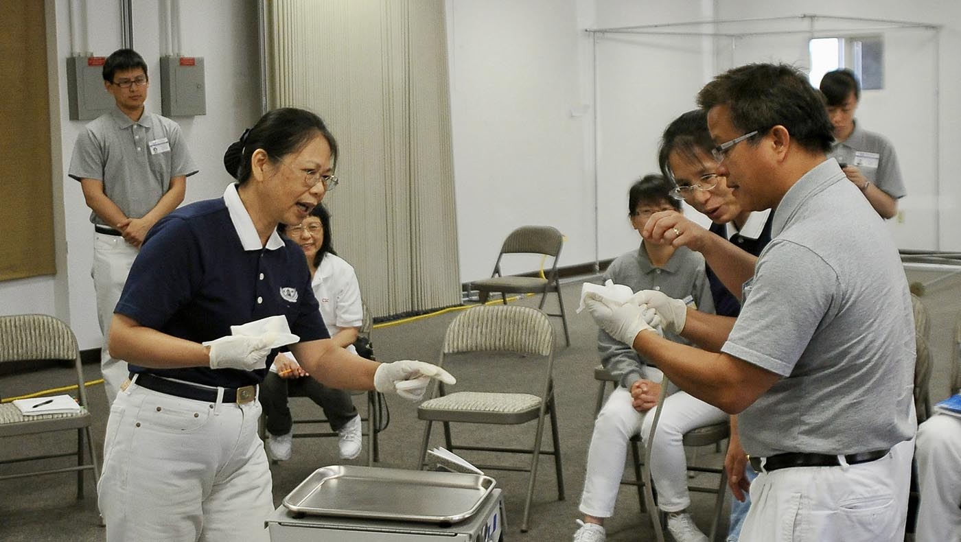 2013年六月，北加州醫療組舉辦牙醫助理研習課程，林美秋（左二）講解如何清潔攜帶式診療椅的管線。攝影／孫文憲