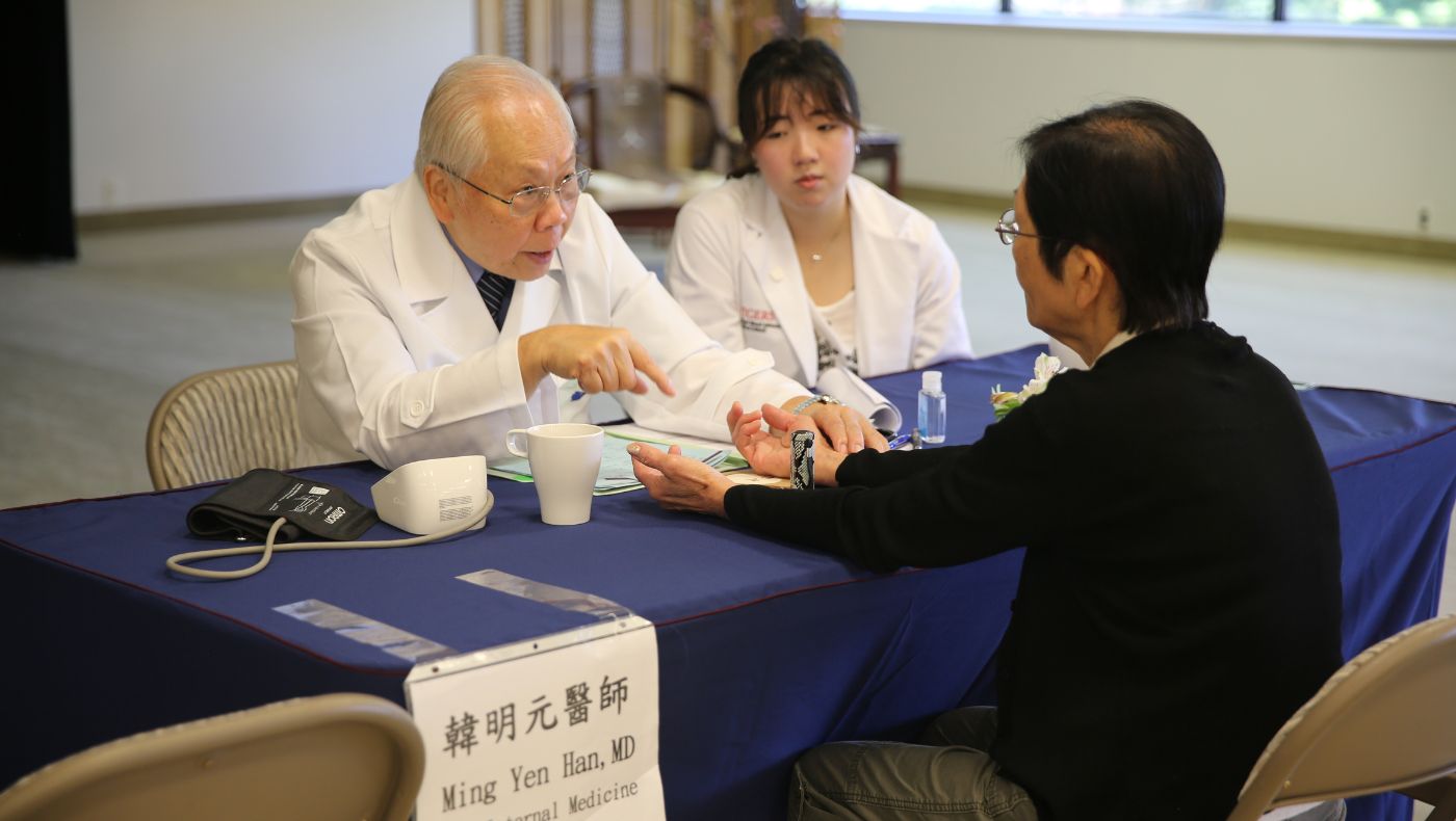 After practicing medicine for half a century, Minyen Han became associated with Tzu Chi and used medical skills to cure illnesses. The picture shows a Korean doctor (first from left) conducting free clinics for the public on Community Health Day in 2019.