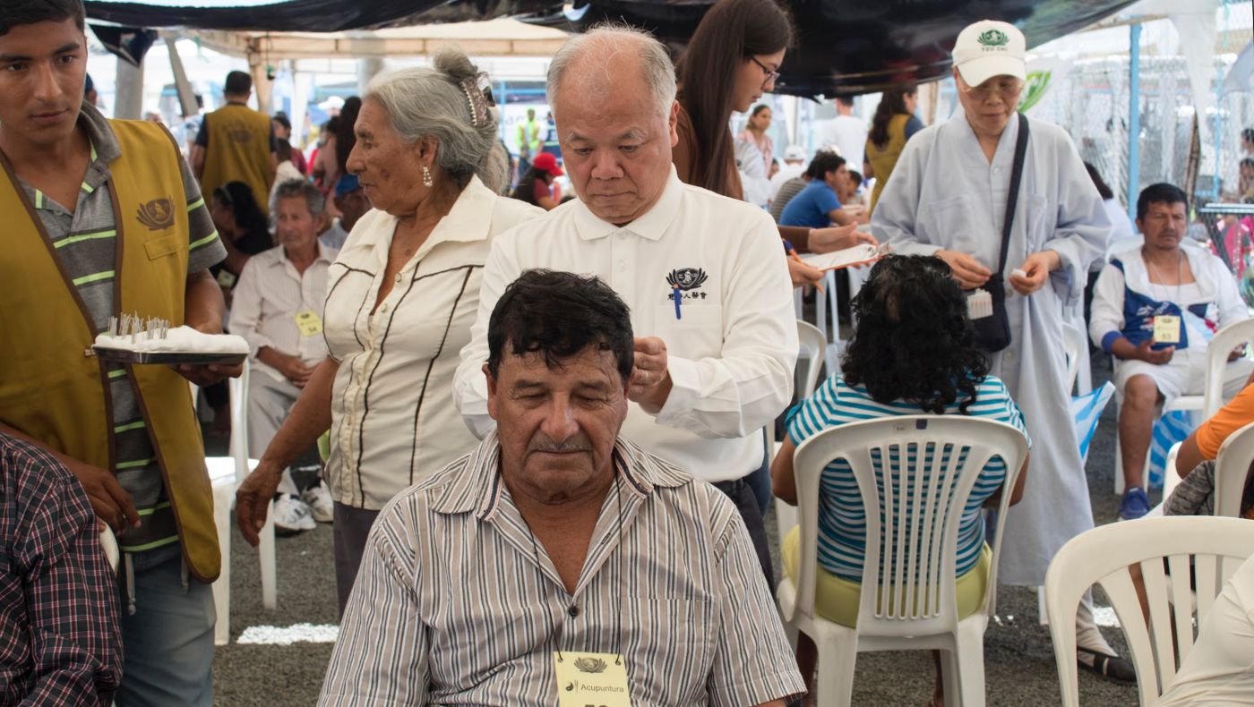 On July 15, 2019, the People's Medical Association held a free clinic in San Mateo, a small fishing village in Ecuador that lacked medical care, and Mike Liaw performed acupuncture on the people.