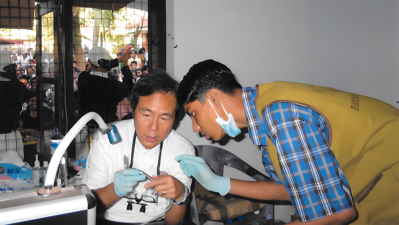 Kenneth Liao has participated in Tzu Chi’s overseas free clinics many times. The picture shows Liao Jingxing teaching local volunteers how to use basic dental tools during a free clinic overseas in Sri Lanka.