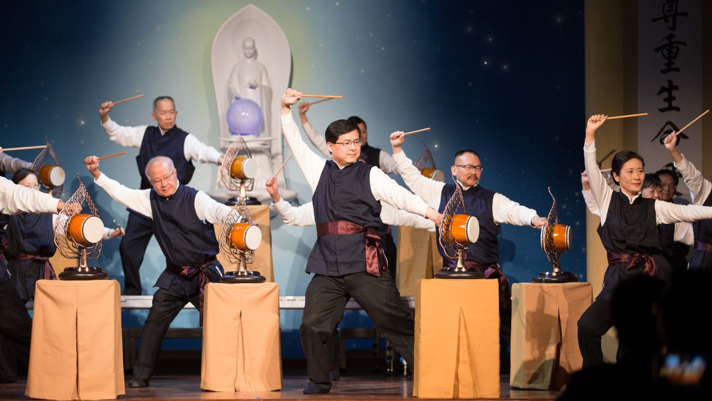 Stephen Denq (middle in the front row), who had only a little knowledge of Buddhism, gradually deepened his understanding of Buddhism through diligent study of the Dharma in the Buddhist scriptures. Pictured at the "2019 Tzu Chi Global Human Medicine Forum", volunteers perform "The Finale of the Pharmacist Sutra".