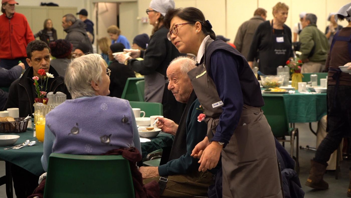 Su-Shiang Su, who calls herself a "chicken mother-in-law", likes to care for others. At Tzu Chi events, she would always take the initiative to chat with the elderly.