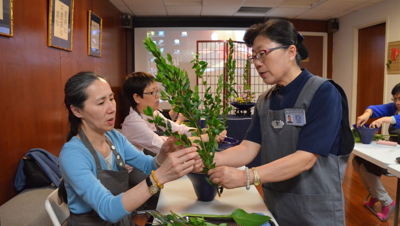 During the Jingsi Flower Arrangement class, Su-Shiang Su (first from right) patiently explained flower arrangement techniques to everyone, so that everyone could appreciate the truth, goodness and beauty in flower art.