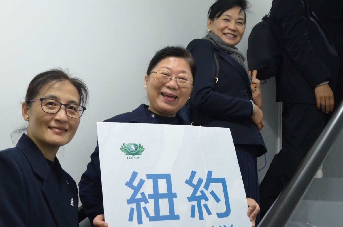 In 2021, Su-Shiang Su (middle) at the Tzu Chi Youth Volunteers Christmas Performance in New York.