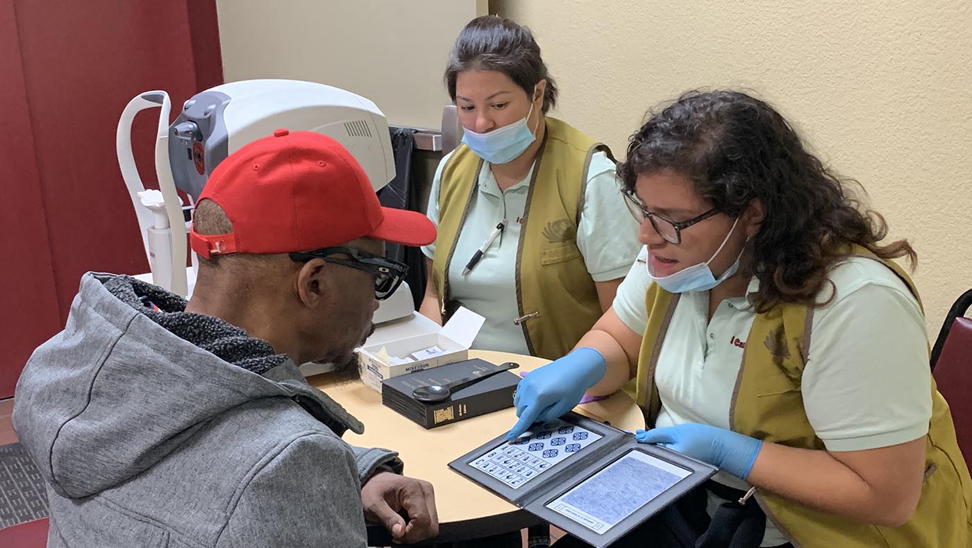 John (a pseudonym), who was struggling with homelessness, is the first patient of Tzu Chi’s free vision care service in Las Vegas.
