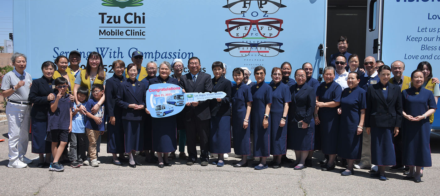 Tsuilin Valenzuela (holding key), Steven Voon (on her left), and Tzu Chi Las Vegas volunteers take a commemorative photo at the grand opening of their Vision Mobile Clinic.