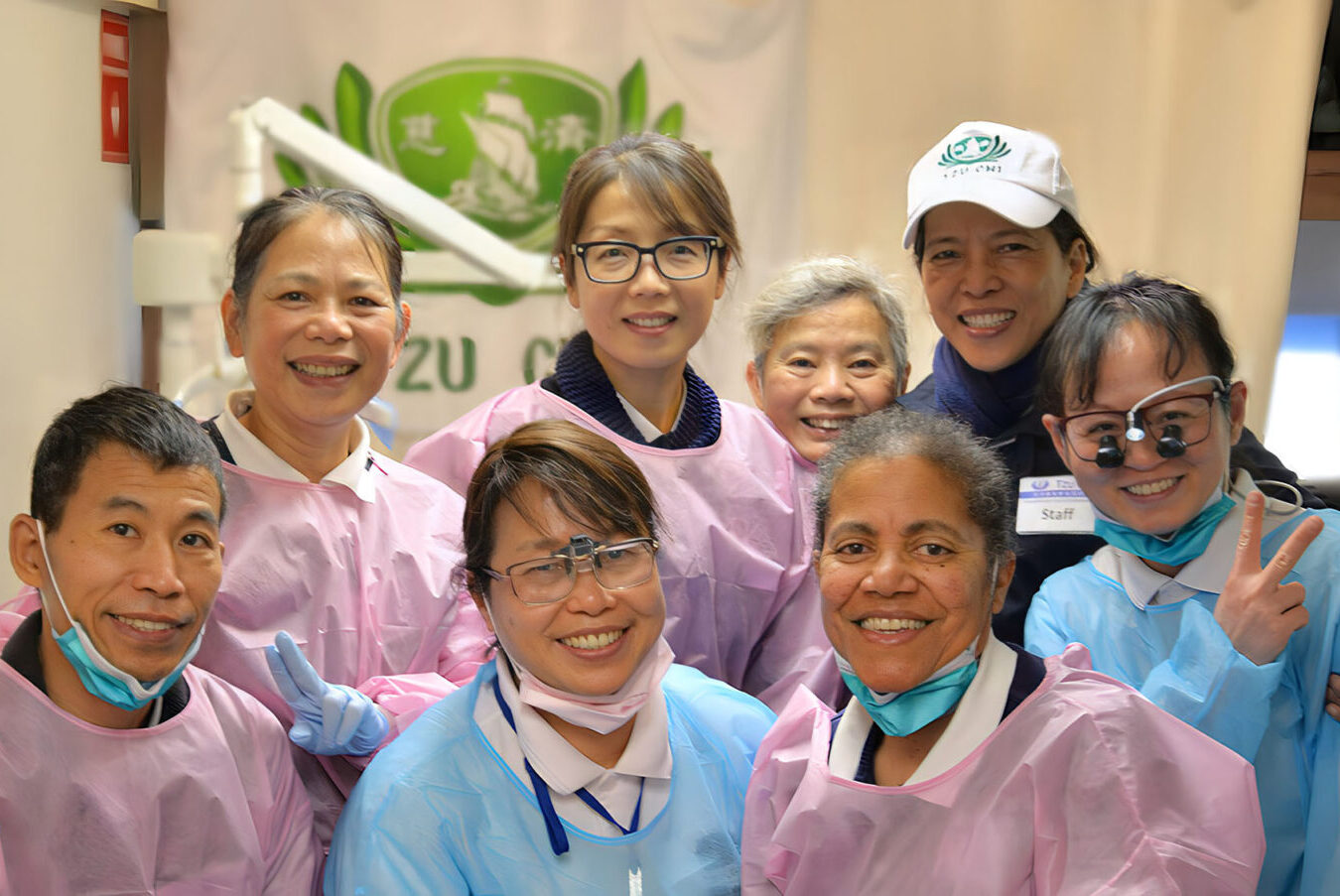 Tzu Chi Mobile Clinic volunteers group photo