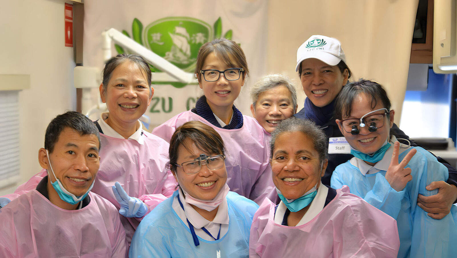 Tzu Chi Mobile Clinic volunteers group photo