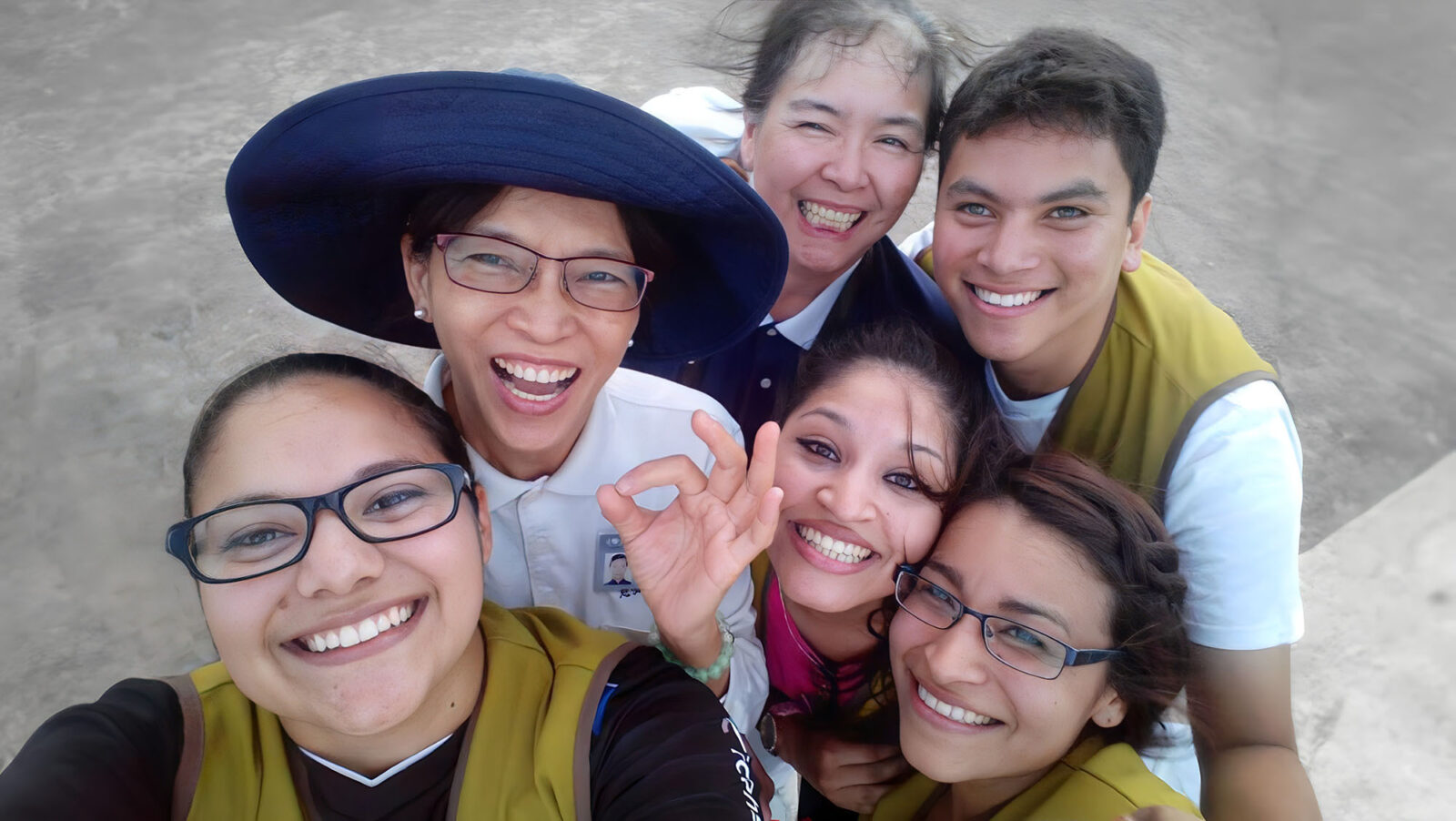 On March 16, 2015, the American Tzu Chi Medical Association and local Tzu Chi volunteers in Honduras held a free clinic together for the first time. Dentist Shirley Chen (second from left) takes a group photo with students from the local medical university volunteer group.