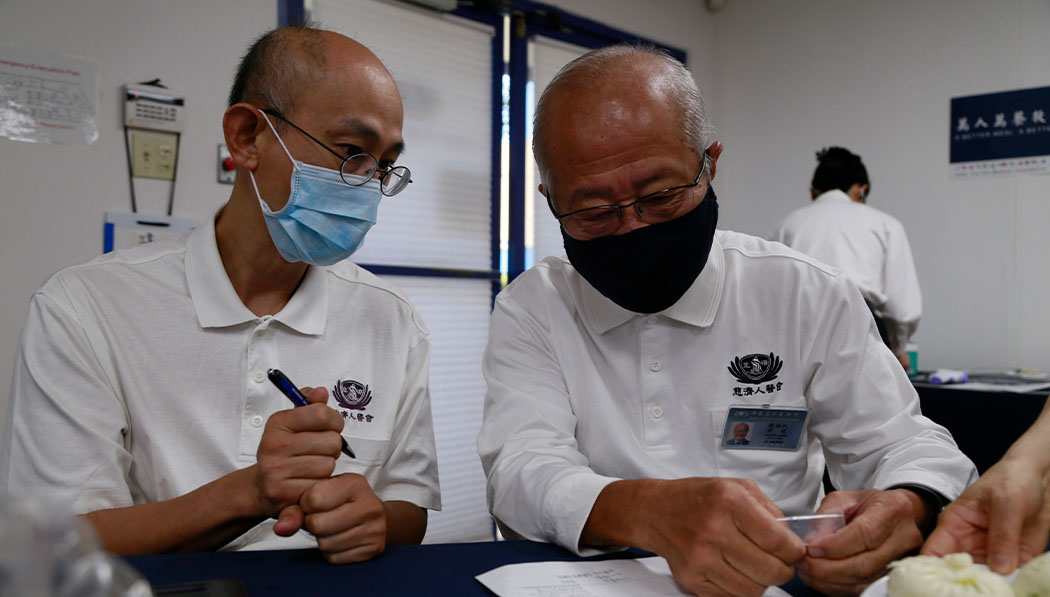 Alhambra and South El Monte are relatively close, and Tzu Chi doctors take turns supporting each city’s Tzu Chi clinic. On the left is Tung Cheung, PA, and on the right is Dr. Peter C. Chen. Photo/Buddhist Tzu Chi Medical Foundation