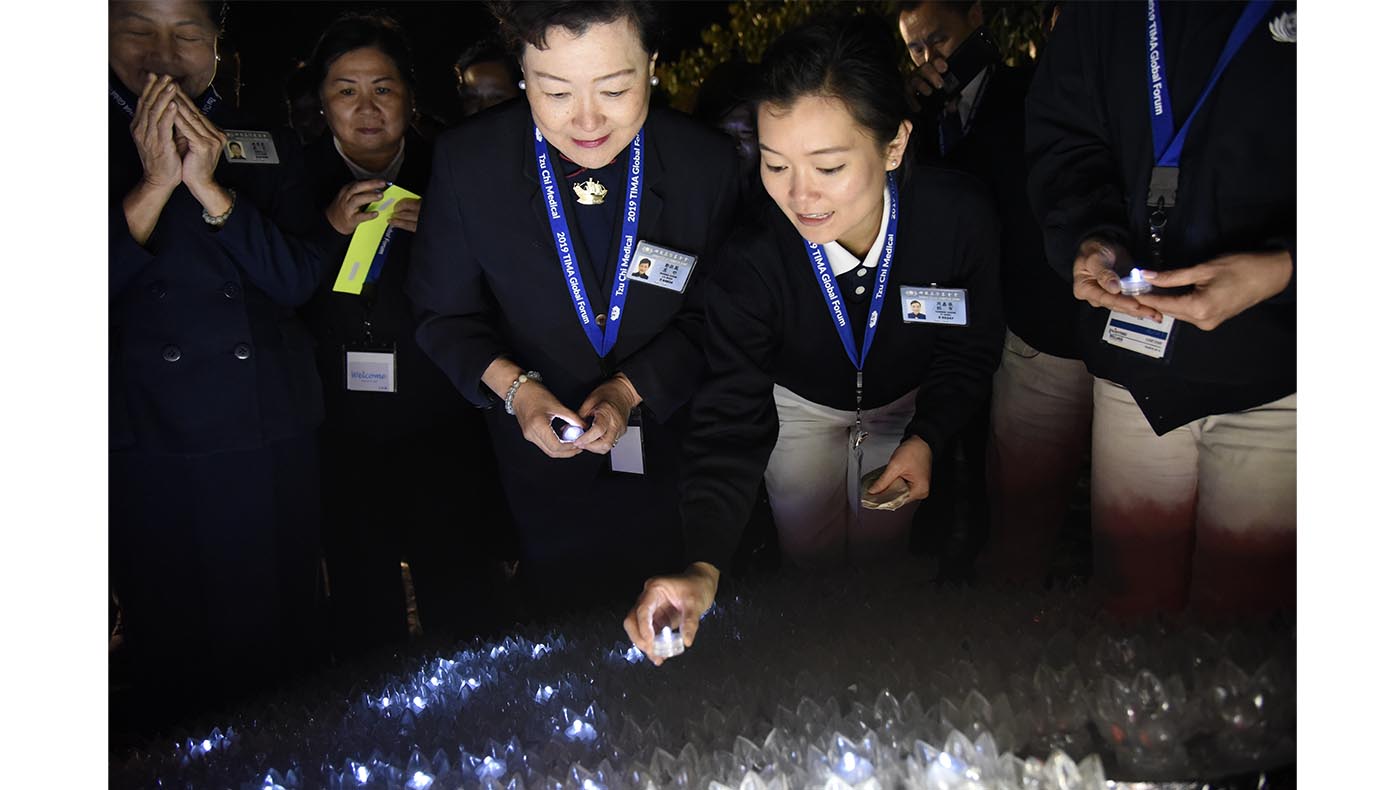 On March 29, 2019, TIMA Global Forum participants pray that all sentient beings can escape suffering and achieve happiness while talks feature Tzu Chi’s good work. Photo/Dennis Lee