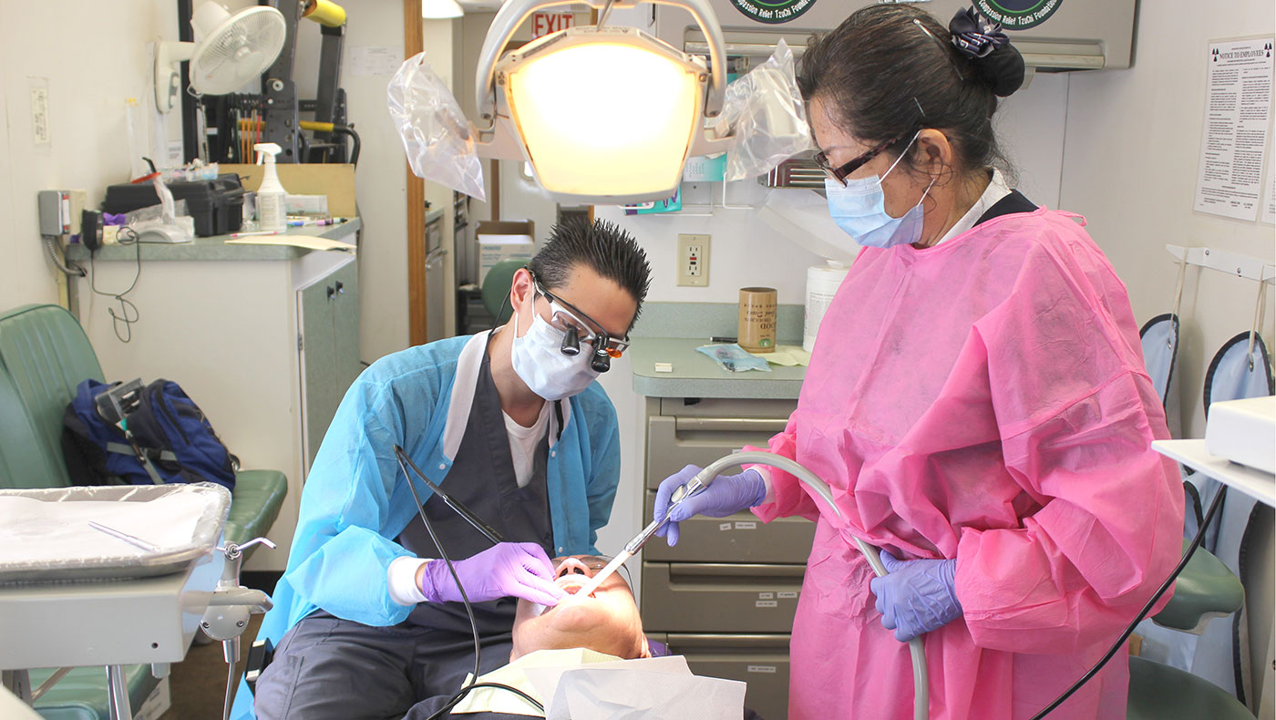 A dentist sees patients at the Tzu Chi Community Clinic in South El Monte. Photo/Buddhist Tzu Chi Medical Foundation