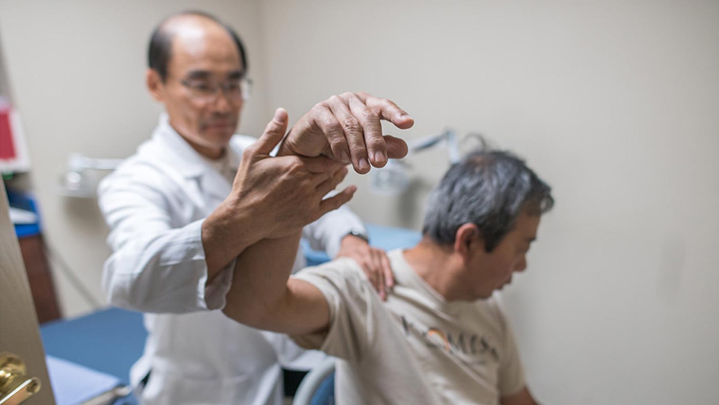 Dr. Chaionien Wang during a patient visit. Photo/Buddhist Tzu Chi Medical Foundation