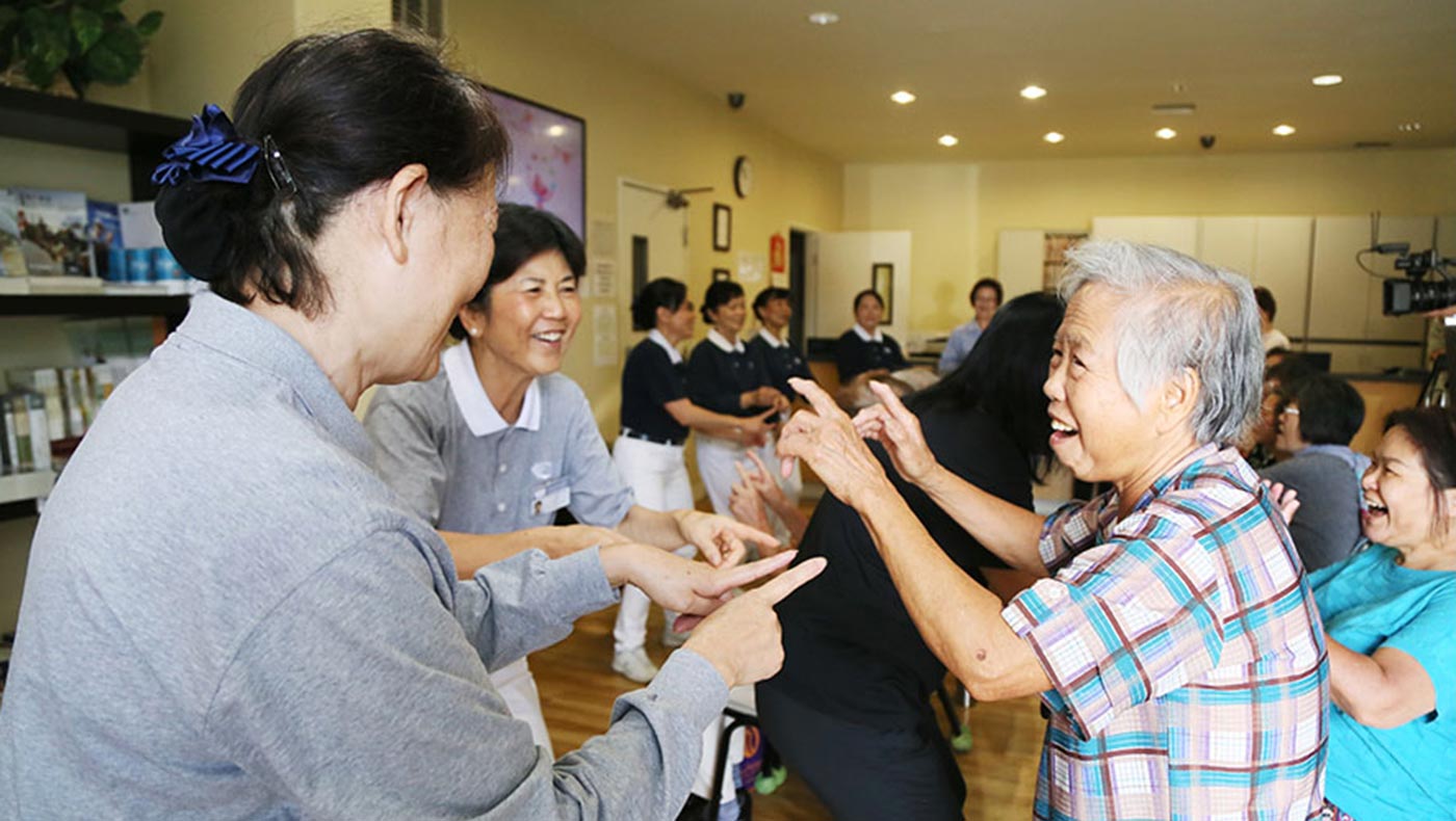 A health lecture at Tzu Chi USA’s Alhambra Community Clinic inspires spirited interactions among volunteers and attendees. Photo/Tzu Chi Medical Foundation