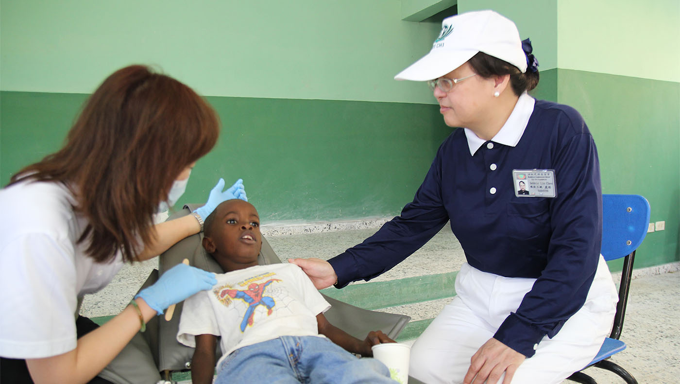 Debby calms children’s emotions during medical consultation