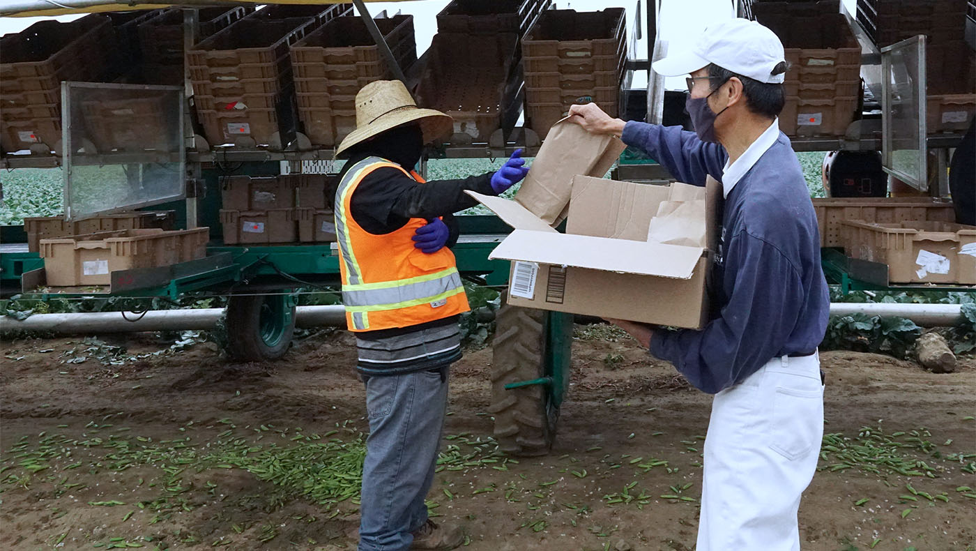 Chi-Jen Huang distributes anti-epidemic masks and daily necessities to low-income agricultural workers