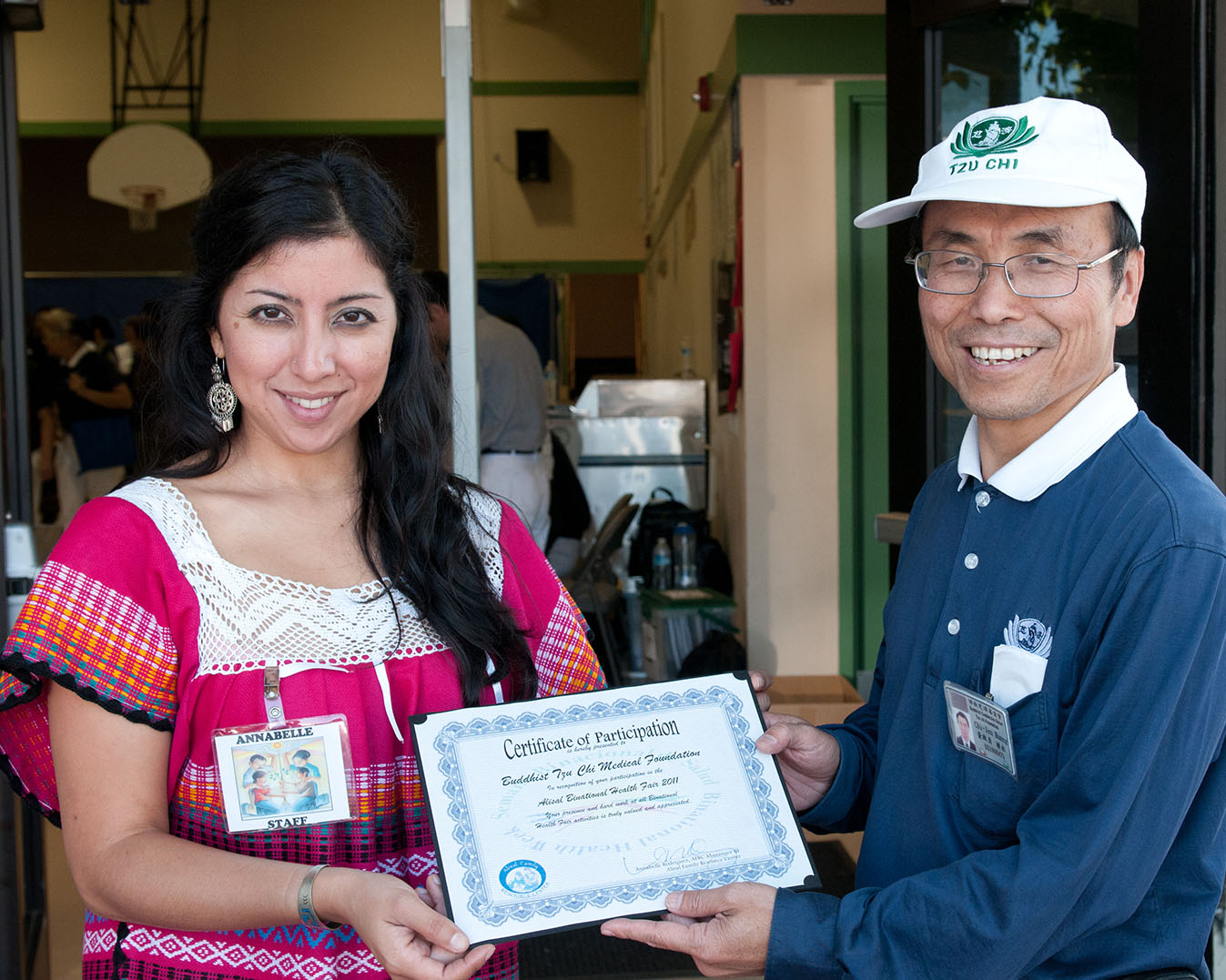 Binational Health Week event coordinator issued a certificate of thanks to Tzu Chi, and representative Chi-Jen Huang accepted it