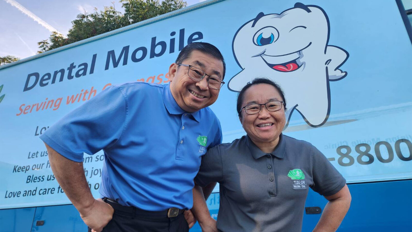 In front of the Tzu Chi Dental Mobile Clinic, Steve and Olivia posed according to the dental illustrations on the car