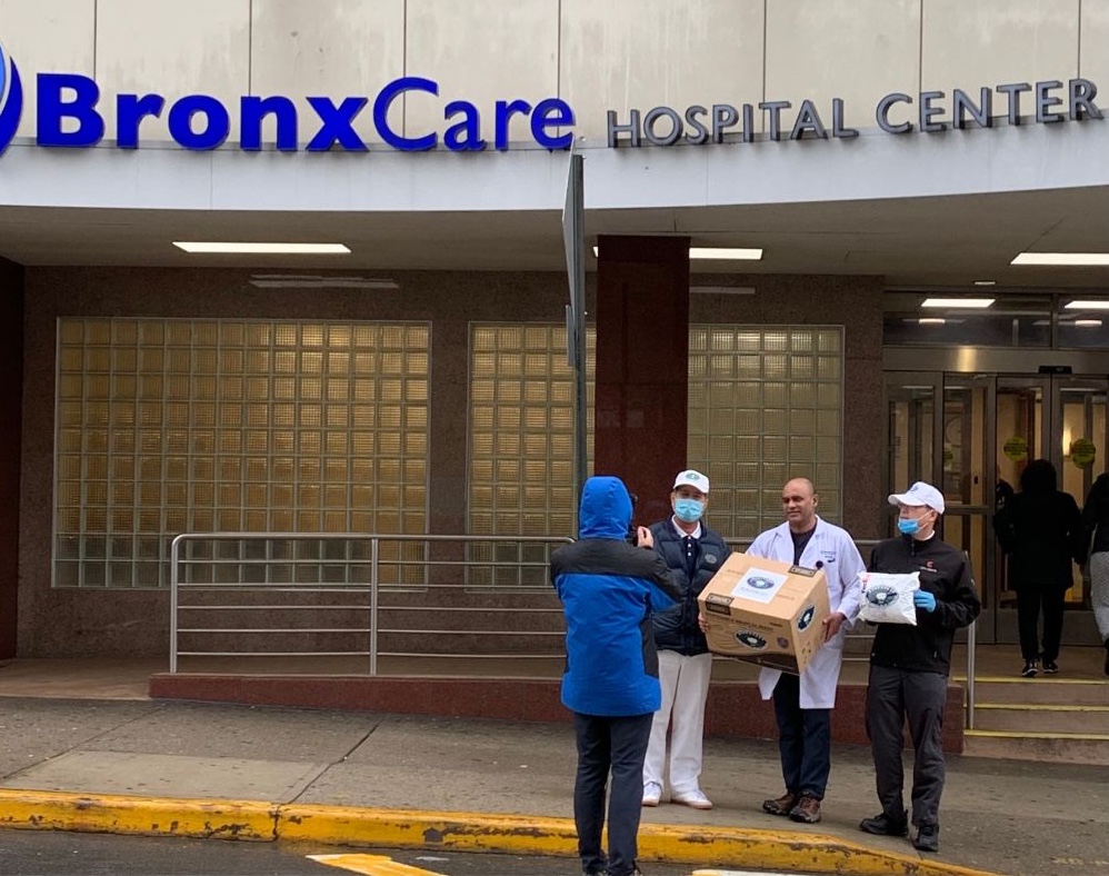 New Yorker Medical Association physician Yang Lian (right) and volunteer Liu Jinsheng (second from left) represented Tzu Chi’s first donation of supplies to the Bronx Nursing Hospital, which was received by the hospital’s chief physician Sridhar Qumulli (second from right).