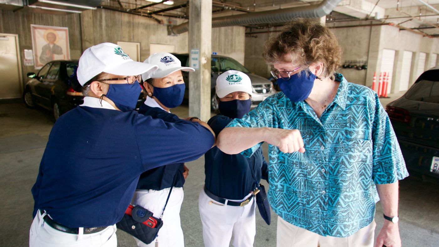 Sister Marilyn Lacey, Catholic Sister Marilyn Lacey, founder of Mercy Beyond Borders, bumped elbows with Northern California volunteers and thanked Tzu Chi for donating surgical masks to her, including clergy, and others in need. and cloth masks.
