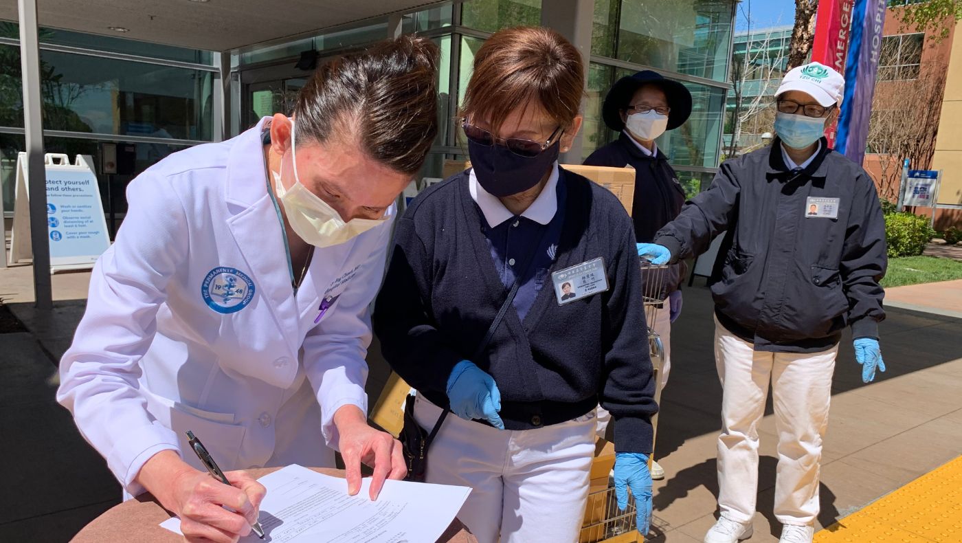 A physician in the emergency department of Kaiser Permanente Hospital in San Jose received 4,000 surgical masks and 475 N95 masks donated by Tzu Chi on behalf of the hospital.
