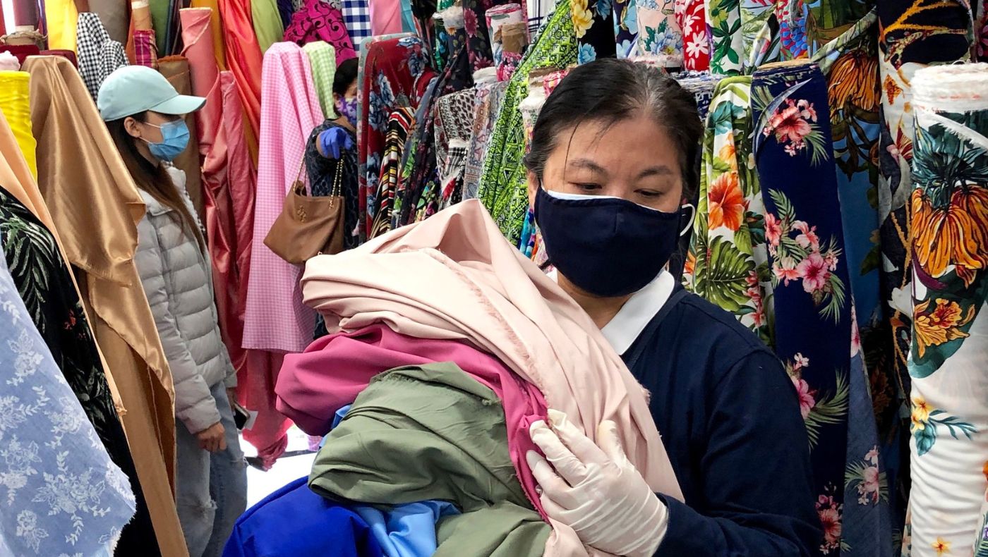 In April 2020, Northern California volunteer Zhang Yonghan went to a cloth store to buy cloth.