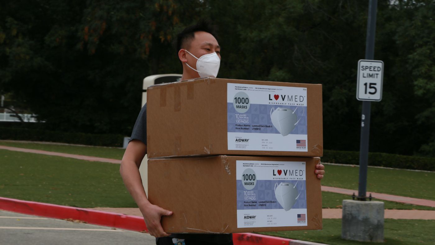 Guo Junhong personally delivered the first batch of N95 masks he donated to the Tzu Chi General Campus.
