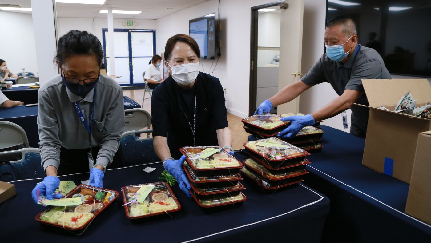 In July 2023, Tzu Chi volunteers prepared 300 vegan lunch boxes for Riverside University Health System Hospital employees.