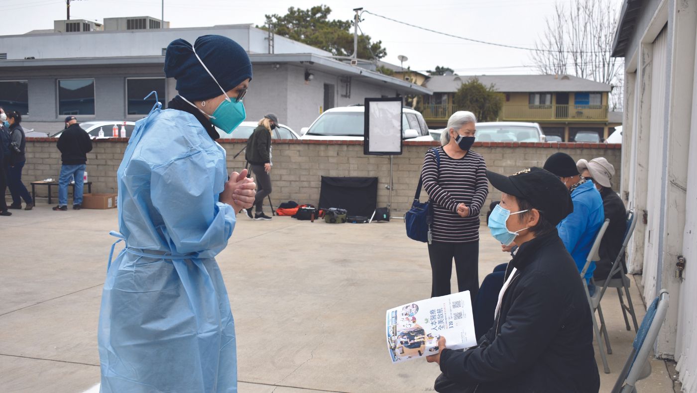 Dr. Lin Jiajia, Chief Medical Officer of the Medical Foundation, talked with every appointment holder and personally informed them of the precautions after vaccination.