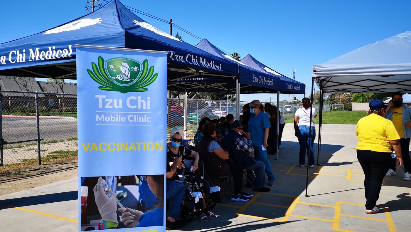 Tzu Chi’s Mobile Clinic units travel to Del Rey, California, to host a vaccination event in April 2021.