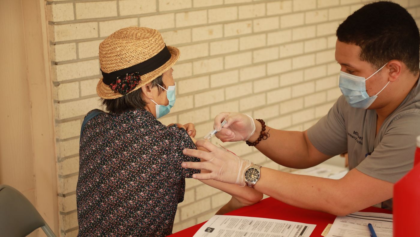 Tzu Chi USA’s Southern Region Office hosts vaccination events for nine consecutive weekends in Houston, Texas, partnering here with Walgreens to administer both COVID-19 and flu shots.