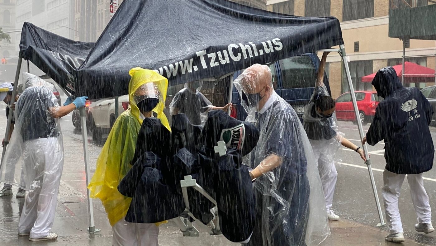 On July 10, 2020, it rained heavily, but the volunteers of the Manhattan Liaison Office still firmly set up tents and prepared for the food distribution that day.