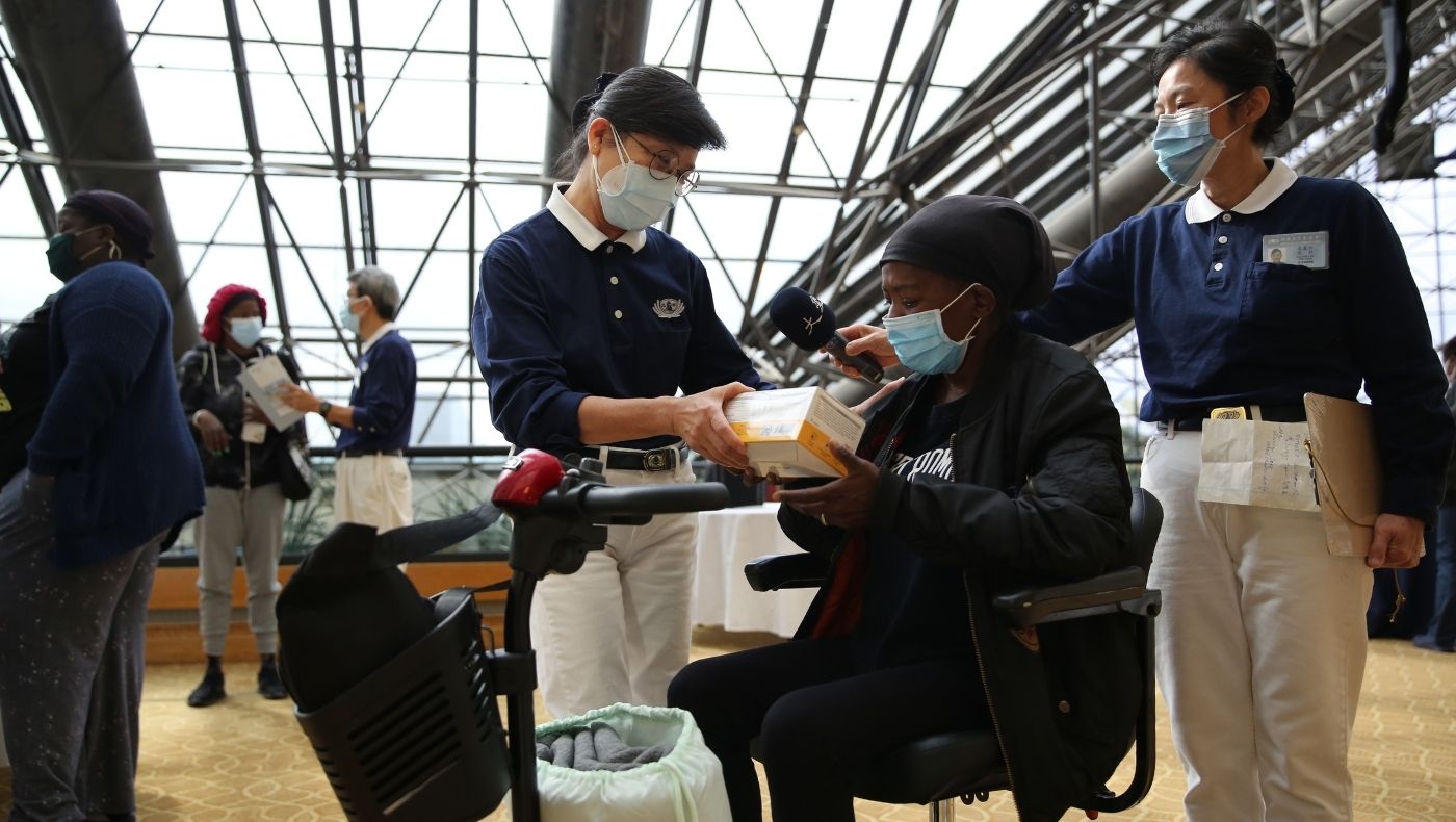 For those families affected by the disaster, the masks distributed by Tzu Chi reduced their chances of contracting the new coronavirus and worsened their situation.