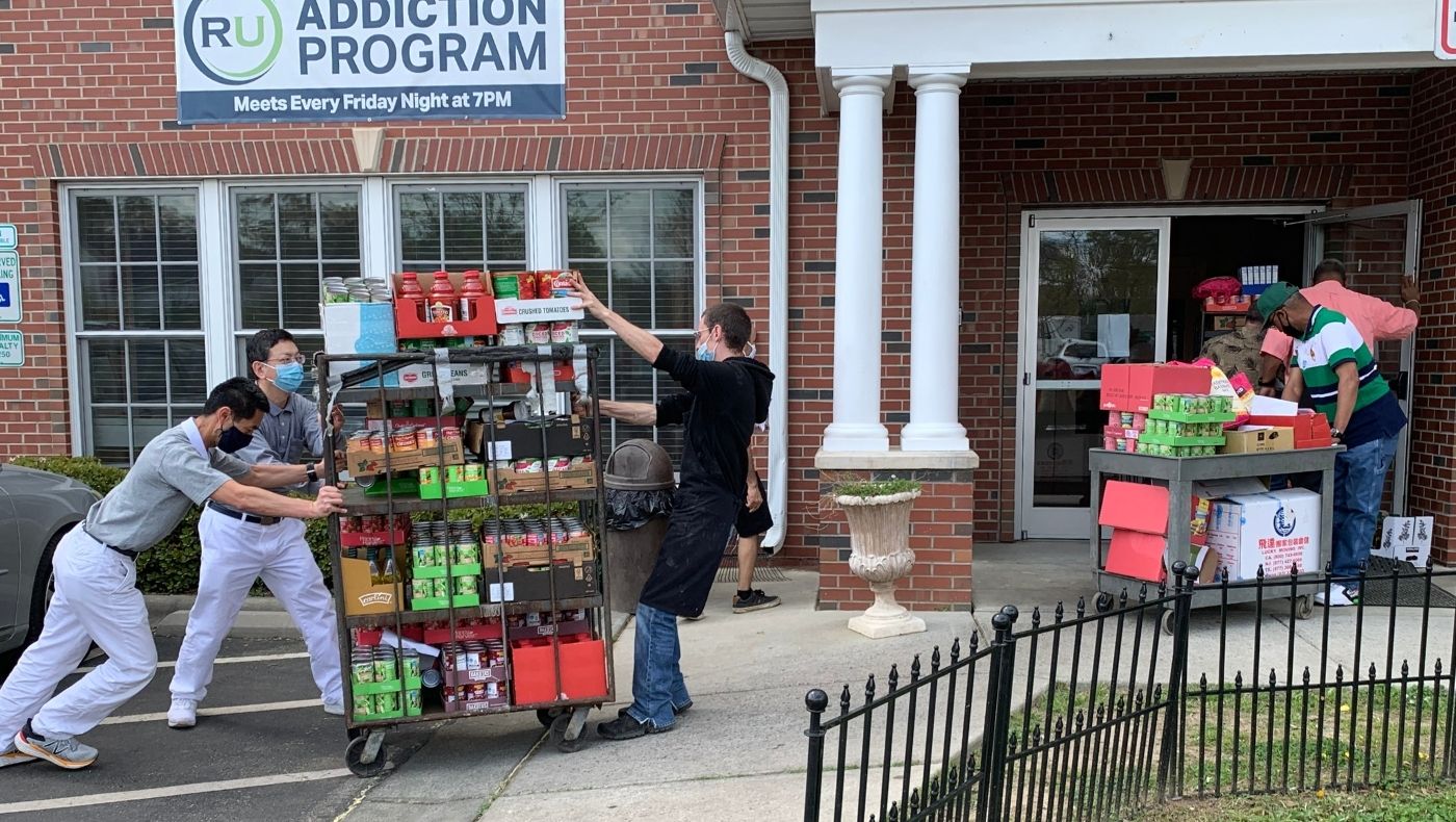 In the spring of 2021, volunteer Luo Li organized food distribution at the "Durham Shelter Center" for families who were hit hard financially during the epidemic.