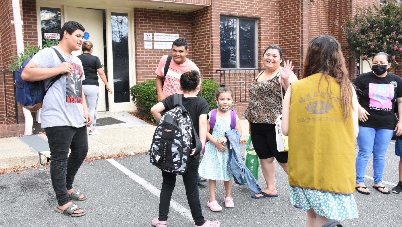Families of schoolchildren who are about to start the 2021-2022 school year not only received schoolbags filled with stationery from DC volunteers, but also received a batch of epidemic prevention supplies.