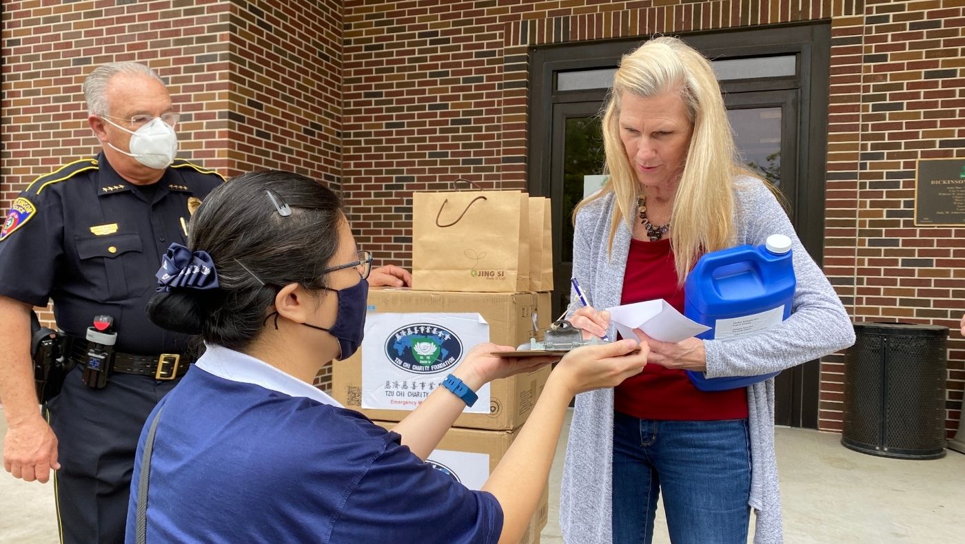 During the epidemic, we continued to care for Dickinson, TX, which was severely hit by Hurricane Harvey in 2017. In April 2020, Mayor Julie Masters received medical masks and disinfectant alcohol prepared by volunteers in Houston, Texas, for the city government and police department.