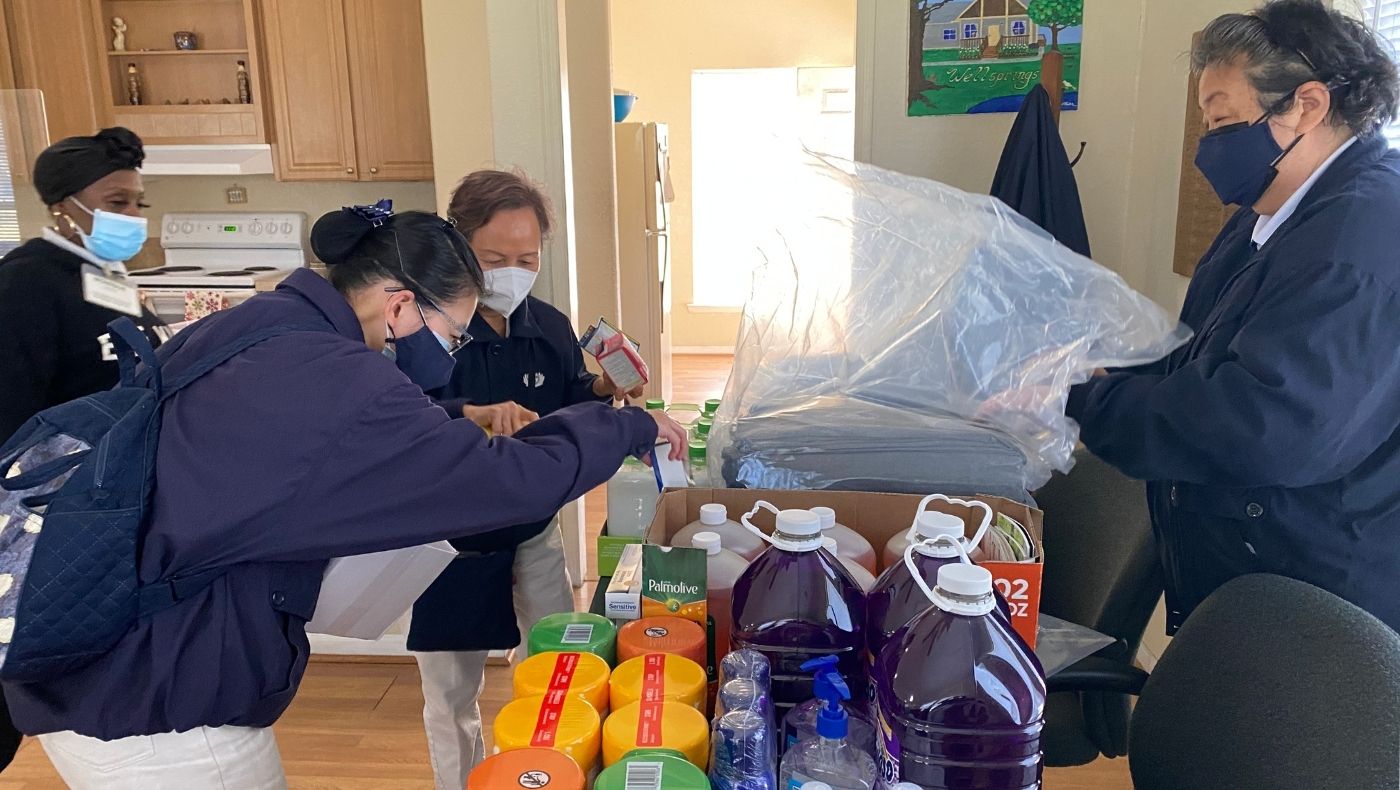 In February 2022, Houston volunteers delivered blankets and disinfecting and cleaning supplies to domestic violence victims housed in Wellsprings Village to help with the center’s material needs.