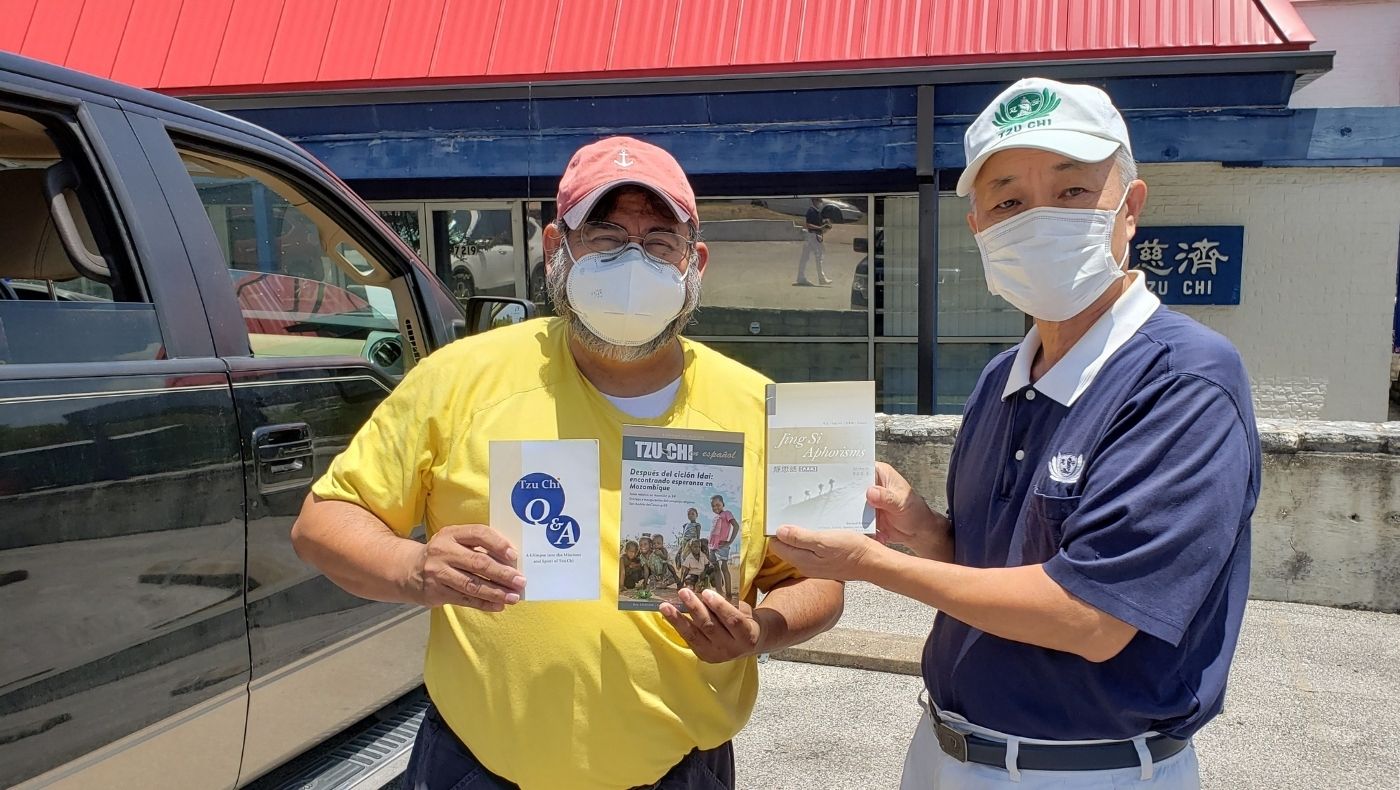 Frank Fuentes, chairman of the Hispanic Contractors Association, met with volunteers in Austin, Texas, to receive anti-epidemic and other supplies donated by Tzu Chi.