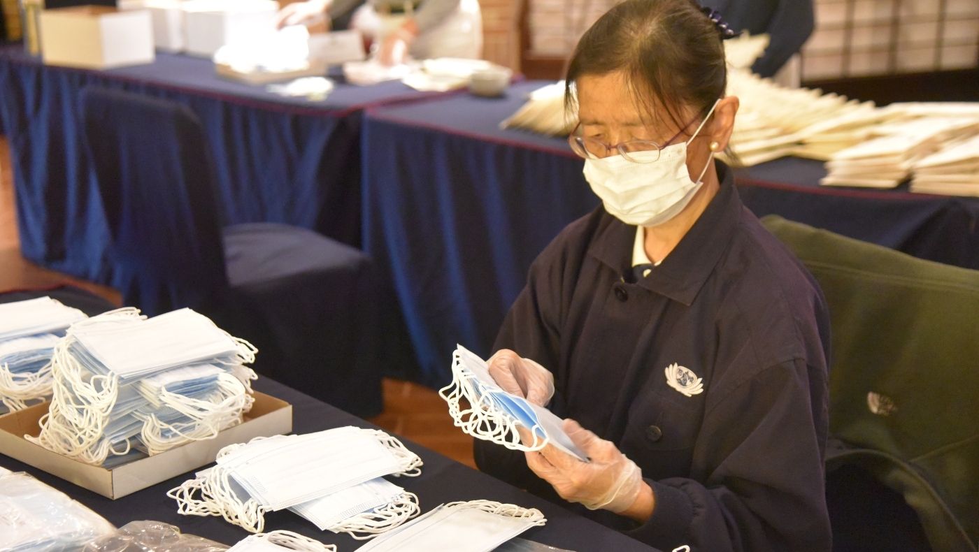 Dallas volunteers pack masks for easy distribution.