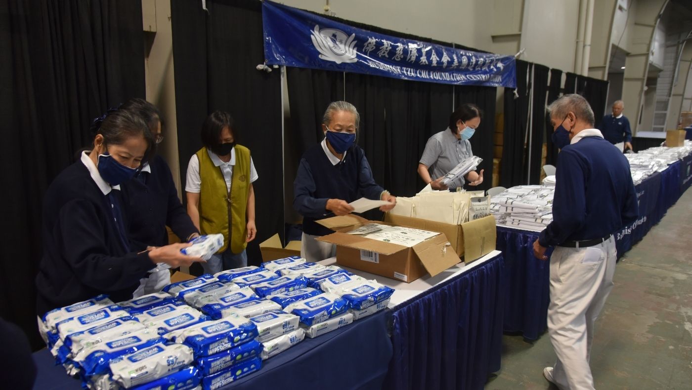 In August 2022, Tzu Chi volunteers organized disinfectant wipes and prepared them for distribution to families who came to receive school uniforms.