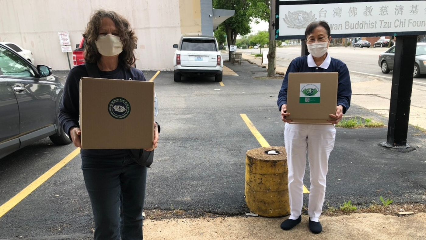 In May 2020, Jeanette McDermott, on behalf of the Sisters of the Good Shepherd in the North Central District of the United States (Jeanette McDermott, left), received epidemic prevention supplies from volunteers in St. Louis, preparing to send them to two nearby convents to protect the health of the nuns.