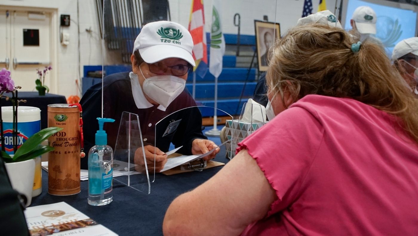With the protection of masks and shields, Chicago volunteers can stabilize the bodies and minds of flood victims in eastern Kentucky in 2022 while preventing the spread of the epidemic and protecting each other's health.